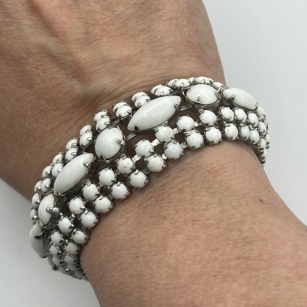 VNTG SILVER AND MILKGLASS  BRACELET 8”